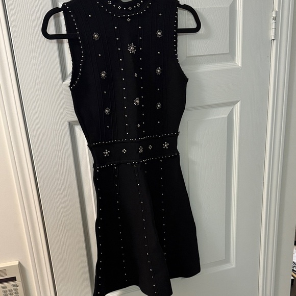 Elegant Black Sleeveless Dress - Picture 1 of 4